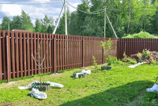 Забор из евроштакетника с распашными воротами и калиткой